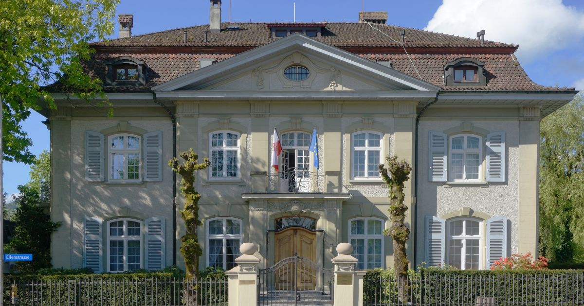 Władze miasta Berna utknęły w płocie polskiej ambasady – Respublika.lt