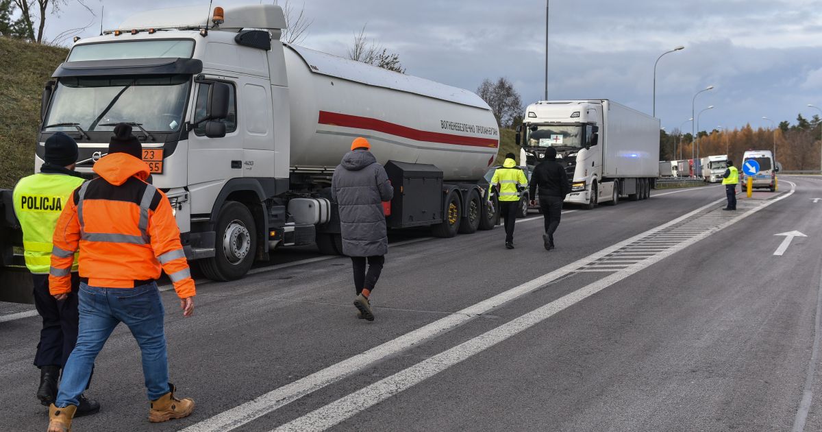 Ukraińscy kierowcy, którzy utknęli na polskiej granicy, ogłaszają strajk głodowy – Respublika.lt